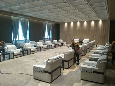 乾港集團(tuán)的施工師傅們正在進(jìn)行除甲醛施工